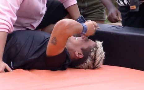 Tiago Ramos deitado no chão após ter batido a cabeça