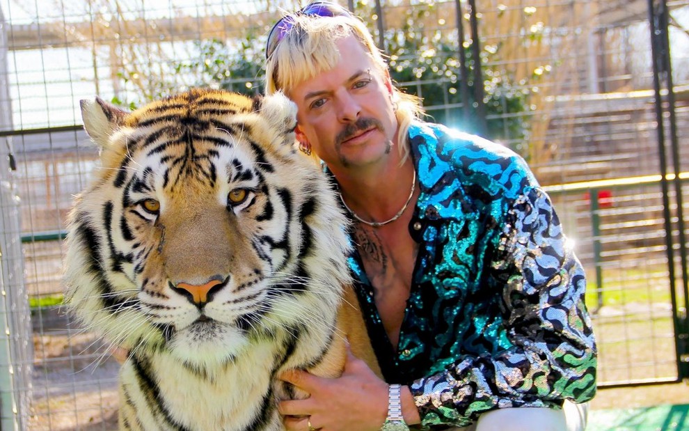 Joe Exotic abraça tigre em foto de A Máfia dos Tigres