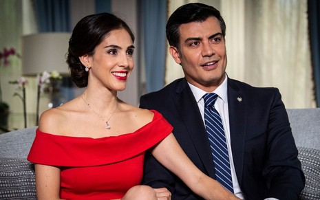 Em A Usurpadora (2019), Sandra Echeverria e Andrés Palacios estão sorridentes em cena da novela