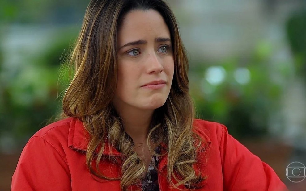 A atriz Fernanda Vasconcellos com expressão triste em cena como Ana em A Vida da Gente
