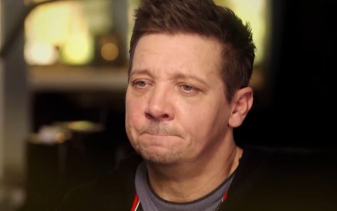 Jeremy Renner segura o choro em entrevista à rede ABC