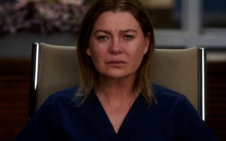Ellen Pompeo chora em cena como a Meredith Grey de Grey's Anatomy