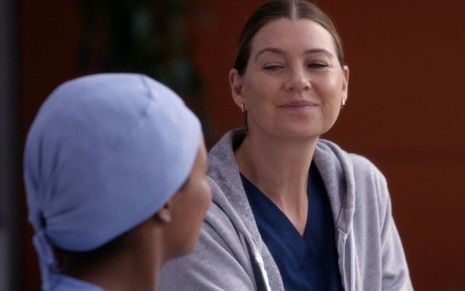 Ellen Pompeo sorri para colega em cena da 19ª temporada de Grey's Anatomy