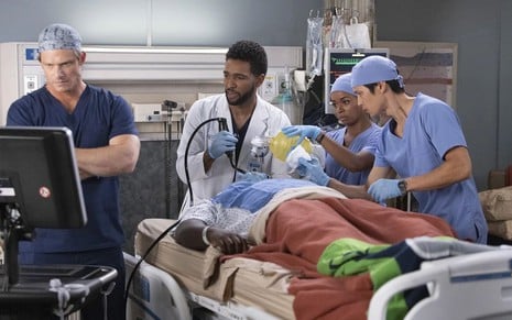 Chris Carmack, Anthony Hill, Alexis Floyd e Harry Shum Jr. estão em sala de operações cenográficas de Grey's Anatomy