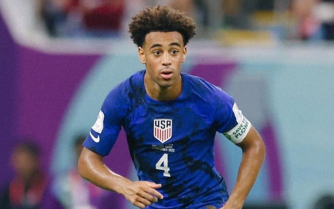 Tyler Adams, dos Estados Unidos em campo pela seleção com uniforme azul