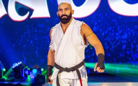 Adrian Jaoude em sua entrada antes de luta no ringue da WWE, com expressão séria