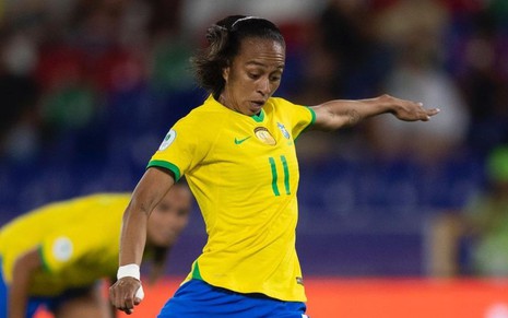Adriana, da seleção feminina do Brasil, em campo e veste uniforme amarelo com detalhes verdes