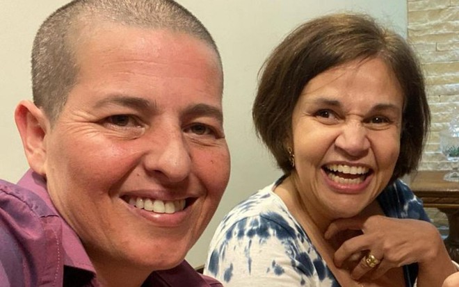 Adriane Bonato e Claudia Rodrigues sorriem lado a lado