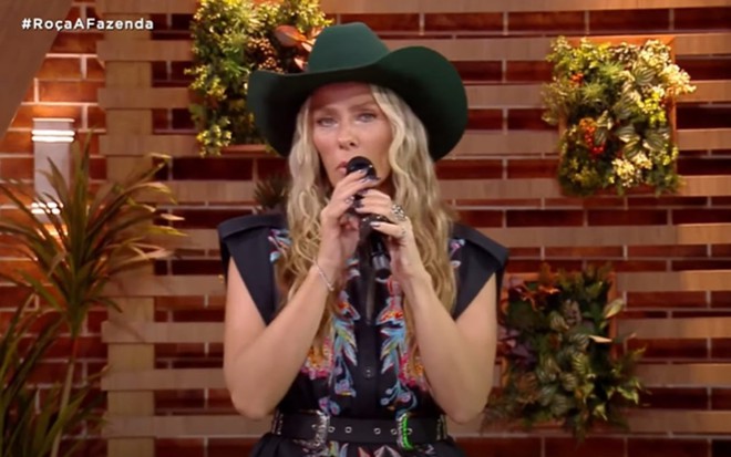 Adriane Galisteu apresentando A Fazenda 2022