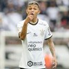 Adson, do Corinthians, em campo pelo clube enquanto veste uniforme branco com detalhes pretos