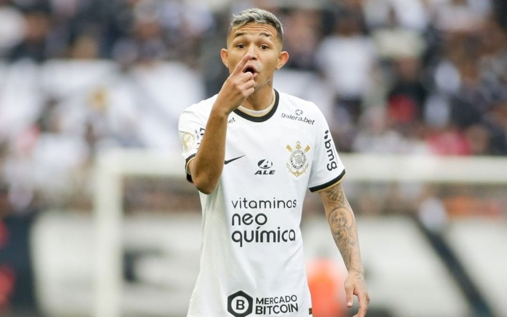 Adson, do Corinthians, em campo pelo clube enquanto veste uniforme branco com detalhes pretos