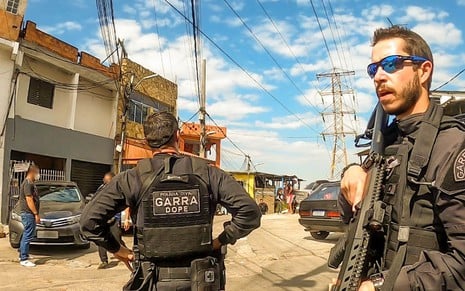 Integrantes do Garra seguram armas durante ação policial