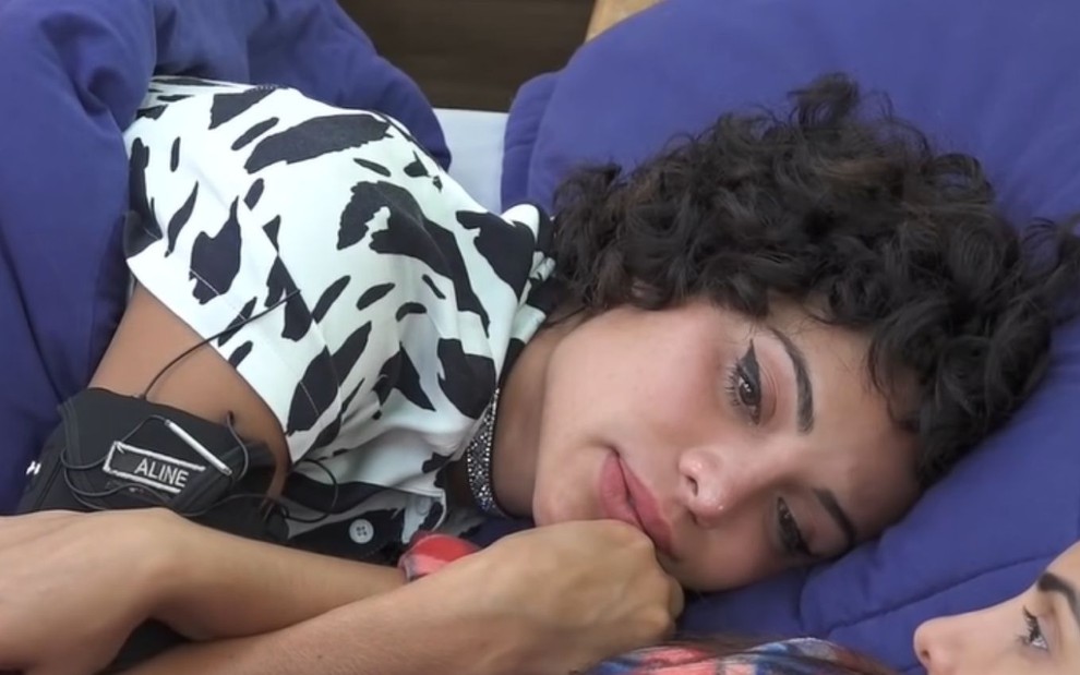 Imagem de Aline Mineiro chorando na cama em A Fazenda 13