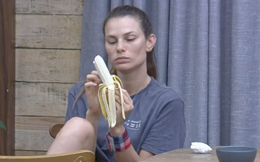 Imagem de Dayane Mello comendo uma banana em A Fazenda 13