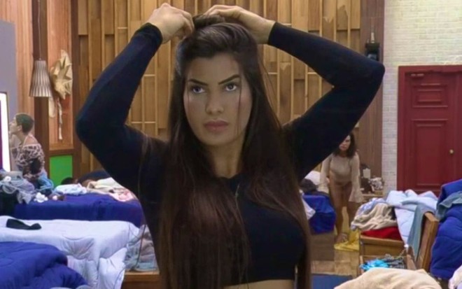 Imagem de Marina Ferrari arrumando o cabelo no quarto de A Fazenda 13