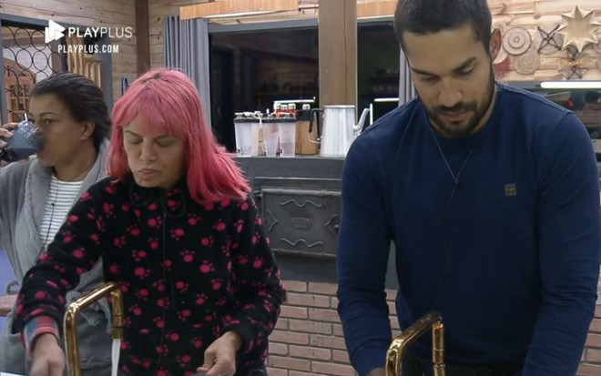 Imagem de Tati Quebra Barraco, Valentina Francavilla e Bil Araújo, da esquerda para a direita, na cozinha de A Fazenda 13