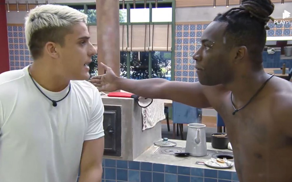 Imagem de Tiago Ramos (à esq.) e Pelé Milflows discutindo em A Fazenda 14