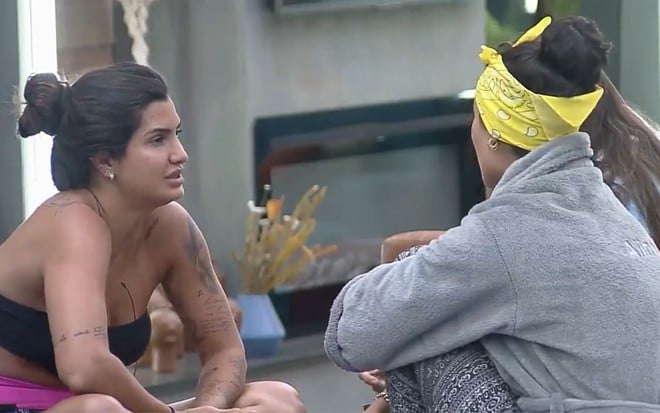 Imagem de Marina Ferrari, aflita, conversando com Dayane Mello e Aline Mineiro em A Fazenda 13