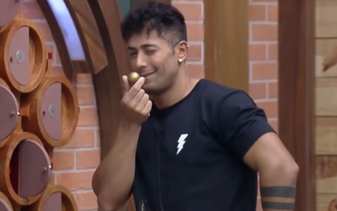 Imagem de Tiago Piquilo piscando durante dinâmica em A Fazenda 13
