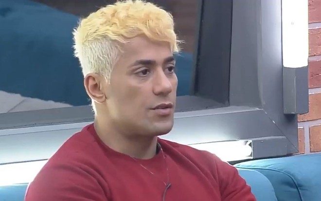 Imagem de Tiago Piquilo com cabelo platinado em A Fazenda 13