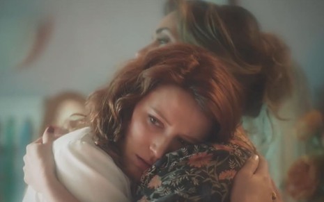 Bianca Bin abraça outra atriz (não identificada) em cena da novela Terra e Paixão caracterizada como Agatha jovem
