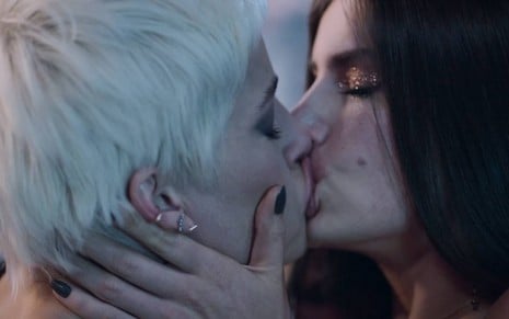 Atrizes Agatha Moreira e Camila Queiroz se beijam em cena de Verdades Secretas 2