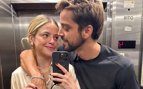 Agatha Moreira e Rodrigo Simas fazem uma selfie no elevador; eles estão olhando um para o outro