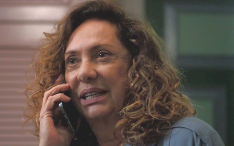 Eliane Giardini fala no celular em cena como Agatha na novela Terra e Paixão