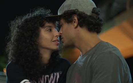 Tina (Agnes Brichta) se aproxima para beijar Tigrão (Matheus Abreu) em cena da novela Quanto Mais Vida, Melhor!