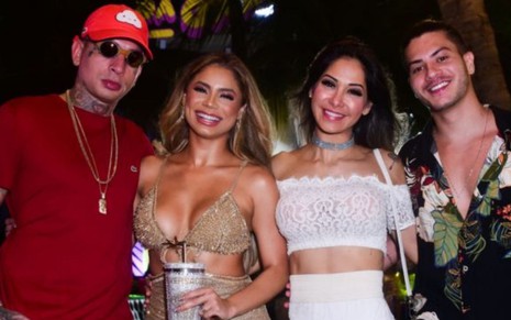 Foto dos casais MC Guimê e Lexa e Maíra Cardi e Arthur Aguiar em uma festa