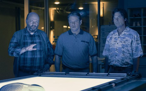 Matthew Maher, Matt Damon e Jason Bateman encaram tênis em cena do filme Air: A História Por Trás do Logo (2023)