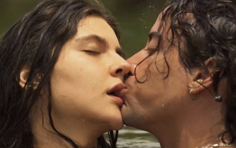 Alanis Guillen e Jesuita Barbosa se beijam em cena de Pantanal