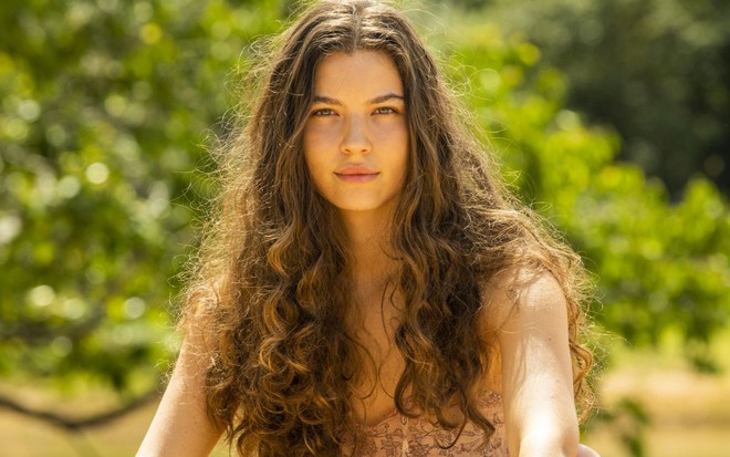 Alanis Guillen faz um expressão misteriosa caracterizada como Juma Marruá, protagonista de Pantanal, próxima novela das nove da Globo