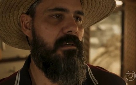 Juliano Cazarré em cena de Pantanal com expressão de tristeza