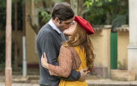 Rafael Vitti beija Larissa Manoela em cena da novela das sies da Globo, Além da Ilusão