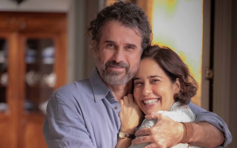 Paloma Duarte e Eriberto Leão posam abraçados caracterizados como seus personagens em Além da Ilusão