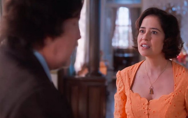 Antonio Calloni e Paloma Duarte, caracterizados como seus personagens de Além da Ilusão, discutem em cena