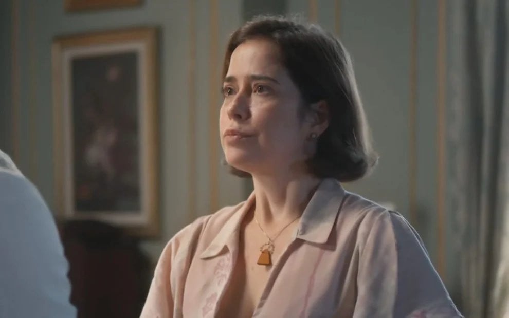 A atriz Paloma Duarte, caracterizada como sua personagem de Além da Ilusão, está com uma expressão de tristeza