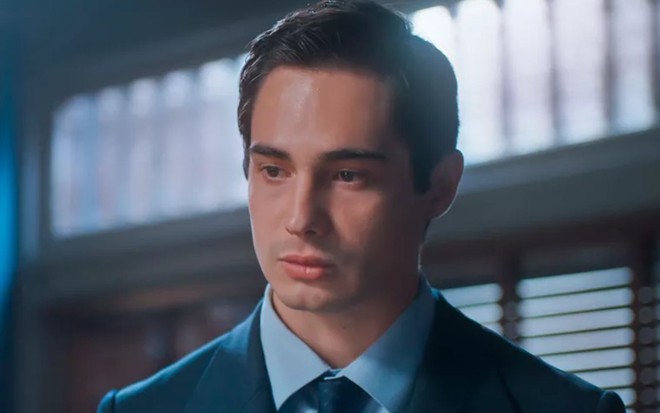 Danilo Mesquita usa terno e está com expressão séria em cena como Joaquim da novela Além da Ilusão