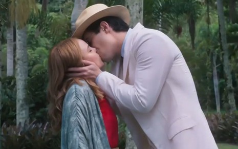 Isadora (Larissa Manoela) beija Joaquim (Danilo Mesquita) em cena da novela Além da Ilusão