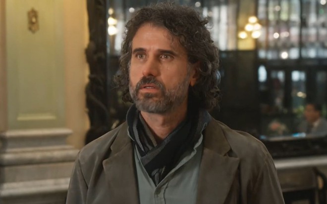 Leônidas (Eriberto Leão) está em cena de Além da Ilusão com a expressão de surpresa