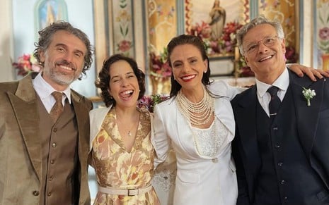 Eriberto Leão, Paloma Duarte, Malu Galli e Marcello Novaes estão abraçados nos bastidores de Além da Ilusão