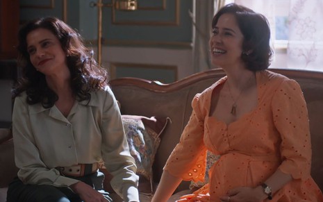 Malu Galli e Paloma Duarte estão de mãos dadas em cena como Violeta e Heloísa na novela Além da Ilusão
