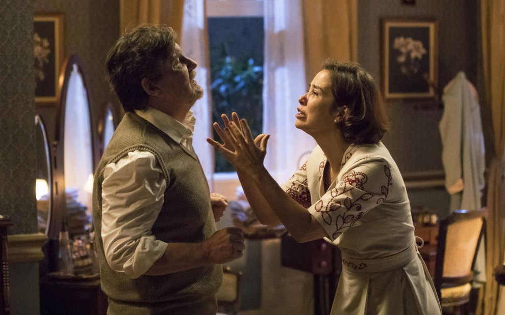 Antonio Calloni e Paloma Duarte, caracterizados como seus personagens de Além da Ilusão, discutem em cena
