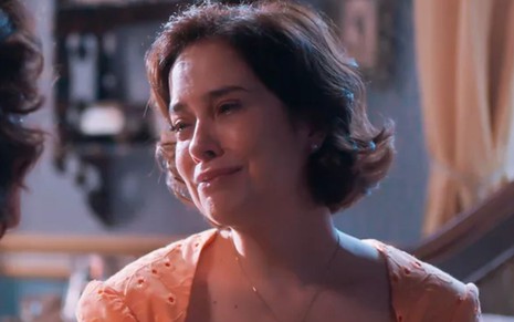 Paloma Duarte chora em cena como Heloísa na novela Além da Ilusão