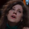 A atriz Bárbara Paz como Úrsula em Além da Ilusão; ela está sentada, olhando para cima com cara de choro e piedade