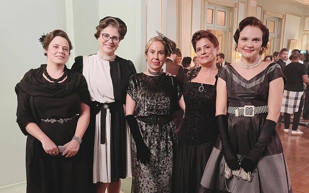 Leticia Mey, Rosana Lobo, Adriana Chevalier, Rita Lemgruber e Alessandra Poggi caracterizadas para a cena final de Além da Ilusão