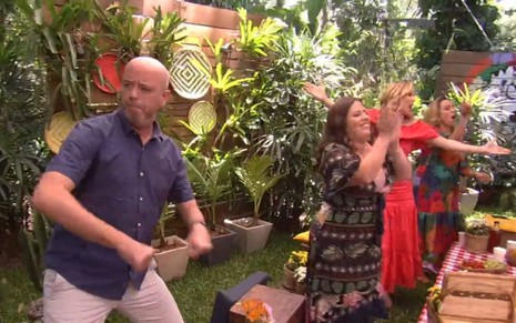 Alex Escobar dança ao lado de Tati Machado, Ana Furtado e Cissa Guimarães em área externa