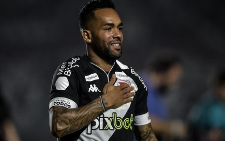 Alex Teixeira bate no peito e comemora gol do Vasco