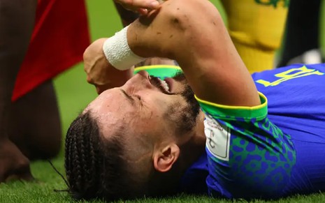 Alex Telles chora com lesão em jogo contra Camarões